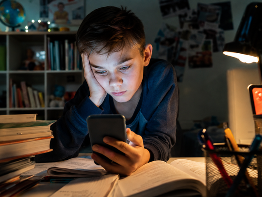 Ponad 4 godziny dziennie przed ekranem. Eksperci z WSIiZ ostrzegają: problem jest znacznie poważniejszy niż tylko uzależnienie od telefonu