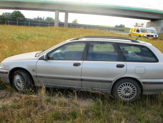 Ponad 4 promile alkoholu i dziecko w aucie! Pijany kierowca volvo wylądował w rowie