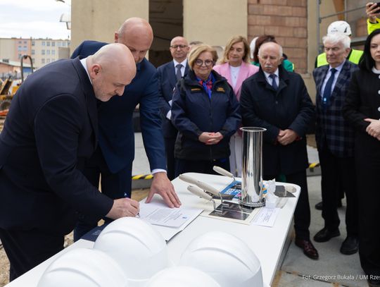 Ponad 40 mln zł dla IX LO w Rzeszowie. Szkoła zyska nowoczesne zaplecze i schrony dla mieszkańców [ZDJĘCIA]