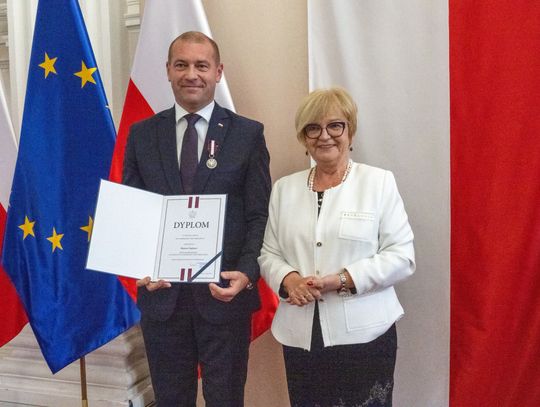 Poseł Adam Dziedzic komentuje odznaczenie starosty dębickiego. W tle spór o szpital