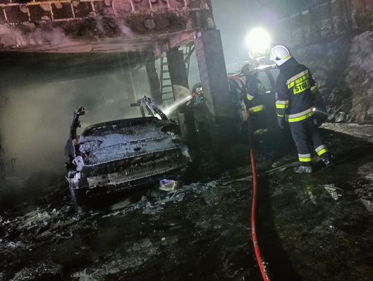 Poważny, nocny pożar samochodów i budynku w Kielrnarowej [ZDJĘCIA]