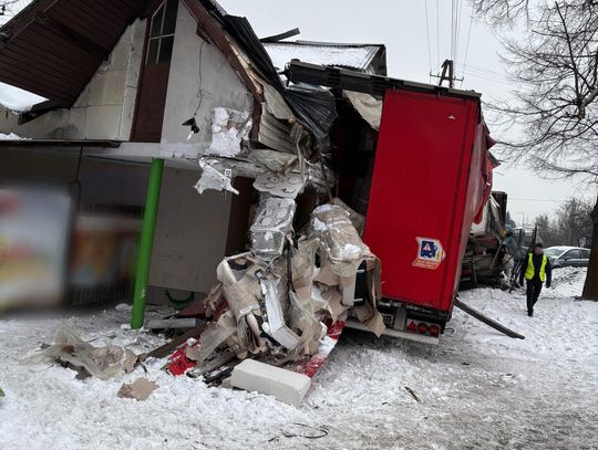 Poważny wypadek na DK73 w Jaśle. Po zderzeniu z osobówką ciężarówka wbiła się w budynek! Poważny wypadek na DK73 w Jaśle. Po zderzeniu z osobówką ciężarówka wbiła się w budynek!