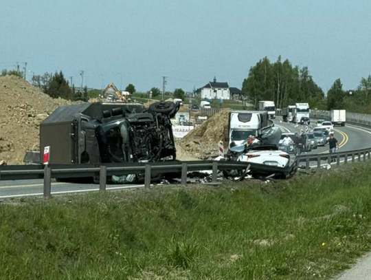 Poważny wypadek na S19. Zderzenie 4 pojazdów, w tym wojskowej ciężarówki!