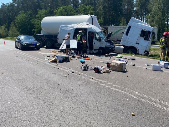 Poważny wypadek w regionie. Bus zderzył się z cysterną, dwie osoby ranne!