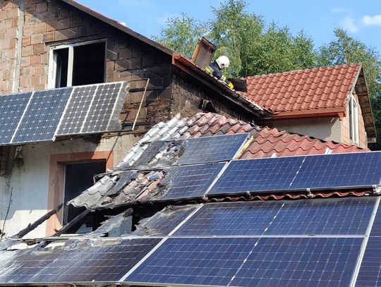 Pożar budynku mieszkalnego w Kąkolówce. Czy przyczyną była fotowoltaika?