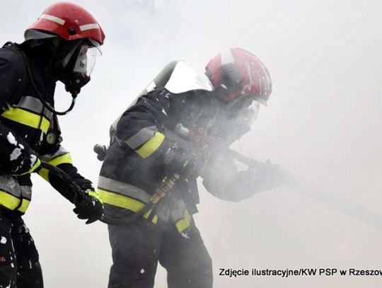 Pożar domu w Dąbrowicy. Zginęła 65-letnia kobieta