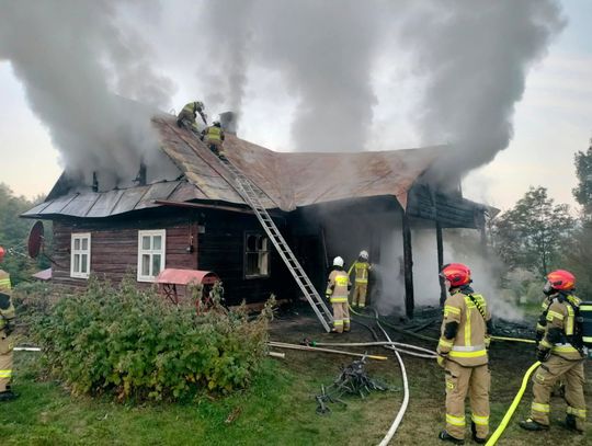 Pożar drewnianego domu - znajdowały się w nim dwie osoby! Budynek spłonął doszczętnie