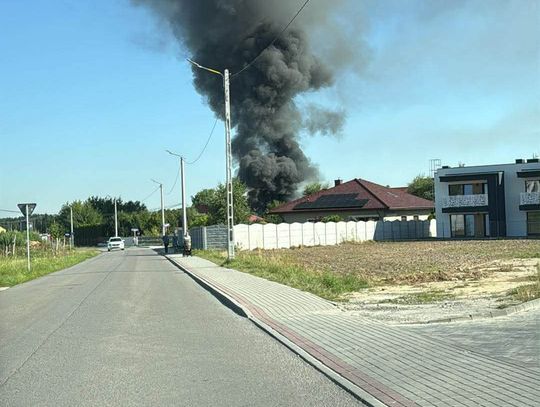 Pożar garażu, w którym znajdowały się dwa auta hybrydowe