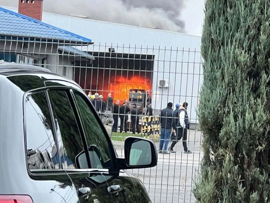 Pożar hali zakładu aluminiowego w Stalowej Woli. Trwa akcja gaśnicza [WIDEO]