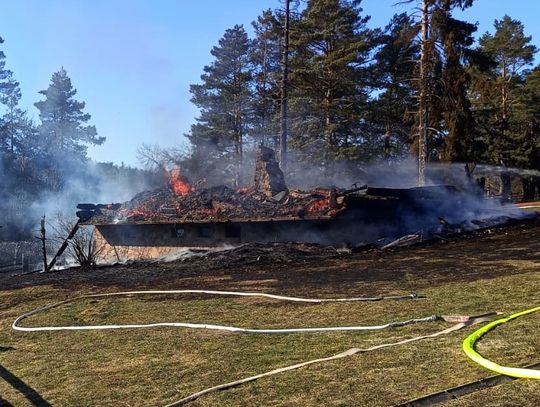 Pożar obiektu wypoczynkowego w Trójcy. Na miejscu ponad 50 strażaków