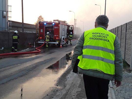 Pożar sortowni odpadów w Strzyżowie: Służby monitorują stan środowiska
