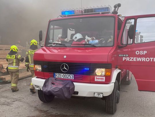 Pożar tartaku w Przewrotnem [ZDJĘCIA]