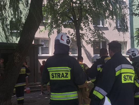 Pożar w bloku! 60-latek z ciężkimi oparzeniami, na miejsce wezwano śmigłowiec LPR