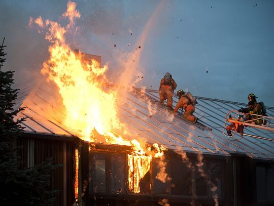 Pożar wiaty w Rzeszowie: Szybka i skuteczna akcja straży pożarnej