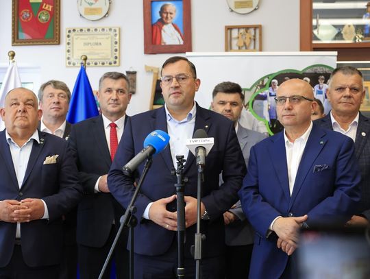Prawie milion złotych dla Podkarpacia. Minister rolnictwa i poseł Dziedzic wręczyli promesy w Trzcianie