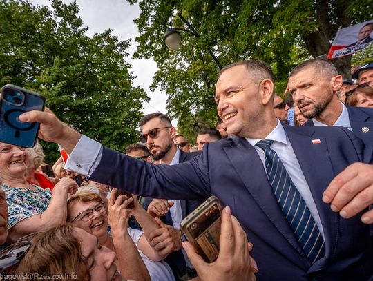 Prezydent Karol Nawrocki w Kolbuszowej podpisał projekt ustawy "zerowego PIT-u dla rodzin" [FOTO]
