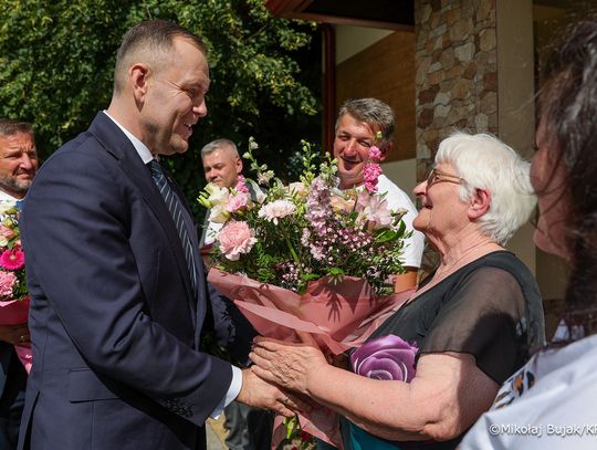 Prezydent Karol Nawrocki z wizytą na Podkarpaciu. Spotkał się z wielodzietną rodziną w Cmolasie [ZDJĘCIA]