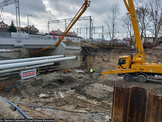 Przebudowa układu ulic w rejonie dworca kolejowego zakończy się jesienią 2022 roku.