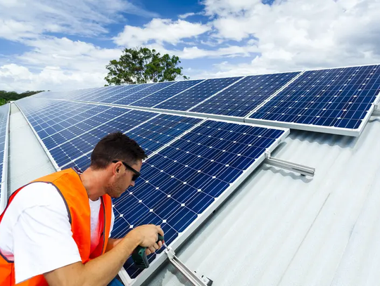 Przegląd akcesoriów do fotowoltaiki: niezbędne elementy dla bezawaryjnej pracy instalacji przez lata