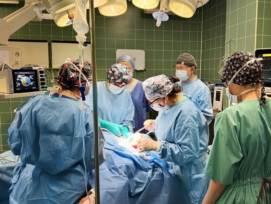 Przełomowy zabieg w Wojewódzkim Szpitalu im. Zofii z Zamoyskich Tarnowskiej. Pacjentka odzyska głos