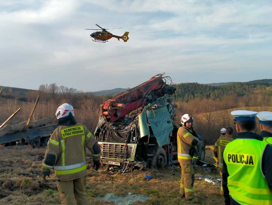 Przewoził drewno i zjechał z drogi. Zniszczył barierki, spadł ze skarpy i dachował!