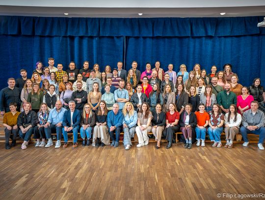 Retro-lekcja kreatywności w II LO. Rzeszowscy twórcy znów stanęli do wspólnego zdjęcia! [ZDJĘCIA]