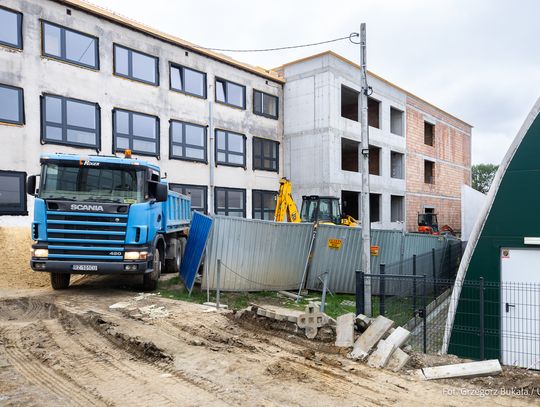 Rośnie nowa część szkoły przy Miodowej