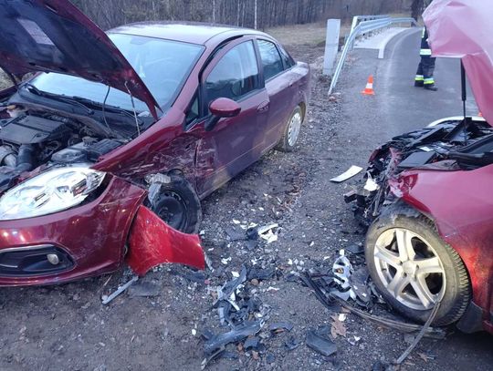 Rozbicie dwóch samochodów w Łopuszce Wielkiej. Ranna kobieta, która trafiła do szpitala