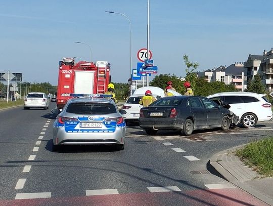 Rzeszów: 31-latka nie ustąpiła pierwszeństwa przejazdu. 3 pojazdy zderzyły się ze sobą!