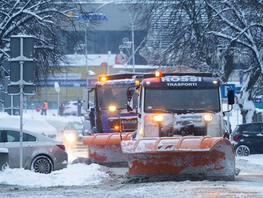 Rzeszów kontra śnieżyca. Nocna ofensywa służb miejskich w ramach Akcji Zima