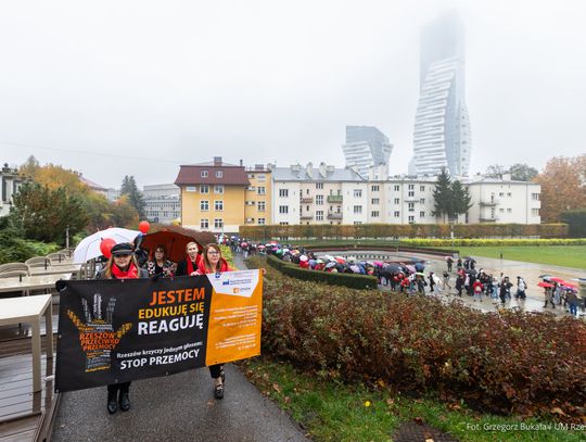 „Rzeszów krzyczy jednym głosem: STOP PRZEMOCY!” Dzisiaj ulicami miasta przeszedł marsz [ZDJĘCIA]