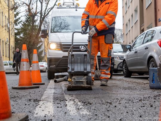 Rzeszów łata dziury po zimie. Ruszają intensywne remonty z użyciem gorącej masy