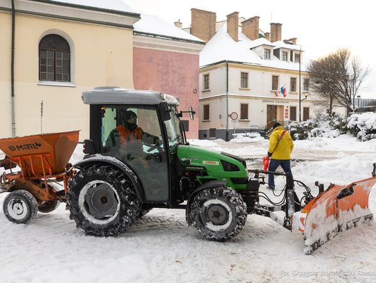 Rzeszów ponownie zasypany śniegiem. Służby znów walczą z zimą