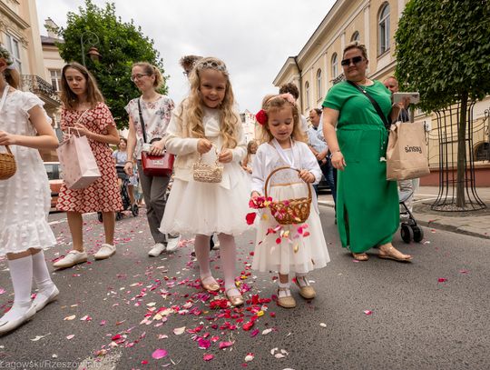 Rzeszów świętuje Boże Ciało. Ulicami miasta przeszłą procesja z tłumem wiernych [ZDJĘCIA]