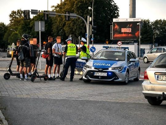 Rzeszów. Udaremniony nielegalny przejazd hulajnóg elektrycznych. Policja sypnęła mandatami [WIDEO]