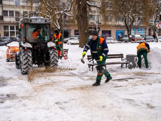 Rzeszów wciąż walczy ze śniegiem i ostrzega przed gołoledzią