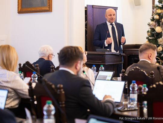 Rzeszów z budżetem na 2026 rok. Pomogli m.in. radni Razem dla Rzeszowa; Andrzej Szlachta (PiS) "bohaterem" Rzeszów z budżetem na 2026 rok. Pomogli m.in. radni Razem dla Rzeszowa; Andrzej Szlachta (PiS) "bohaterem"