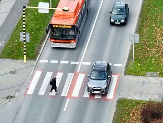 Rzeszowska policja z dronem w akcji. 1500 zł mandatu za niebezpieczne omijanie autobusu na przejściu dla pieszych