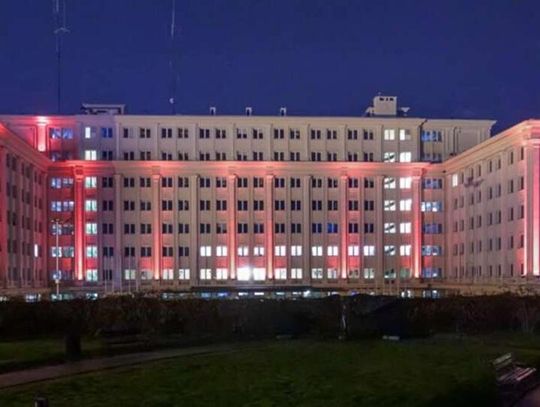 Rzeszowski PUW podświetlony na czerwono w Międzynarodowy Dzień Przeciwdziałania Przemocy Wobec Dzieci