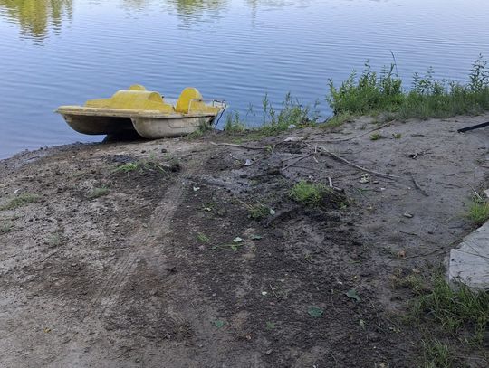 Samochód dostawczy stoczył się do zalewu w Sieniawie