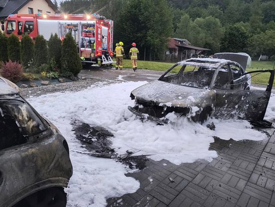 Samochody doszczętnie spłonęły. Na szczęście, ogień nie objął budynku
