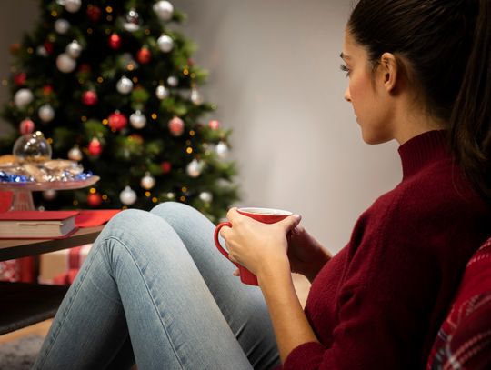 Samotność w tłumie czy solo przy stole? O różnych obliczach świątecznej izolacji rozmawiam z psycholożką, Moniką Niedźwiecką Samotność w tłumie czy solo przy stole? O różnych obliczach świątecznej izolacji rozmawiam z psycholożką, Moniką Niedźwiecką