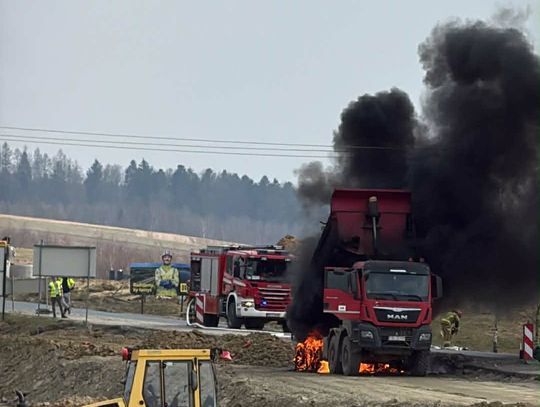 Sekundy grozy! Ciężarówka zahaczyła o linię energetyczną i stanęła w ogniu
