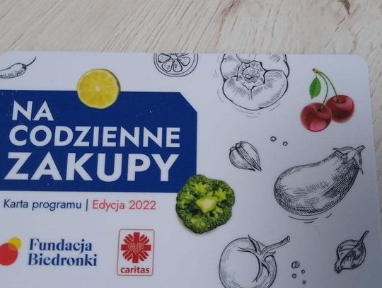 Seniorzy otrzymali karty na zakupy w sklepach Biedronka