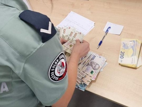 Służba Celno-Skarbowa zatrzymała nielegalny przewóz gotówki na granicy