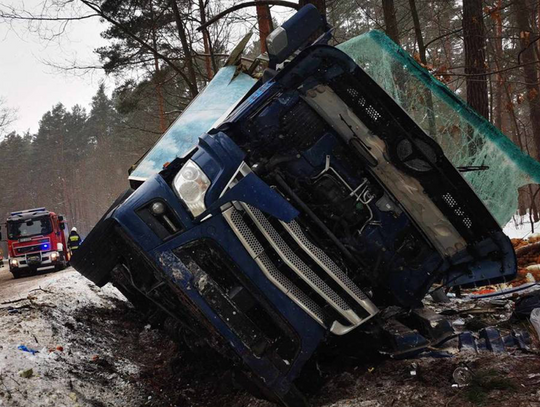 Śmiertelny wypadek w Dobrej. Kierowca pojazdu ciężarowego stracił życie.