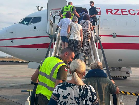 Specjalny samolot z rannymi pielgrzymami z Węgier wylądował w Rzeszowie-Jasionce
