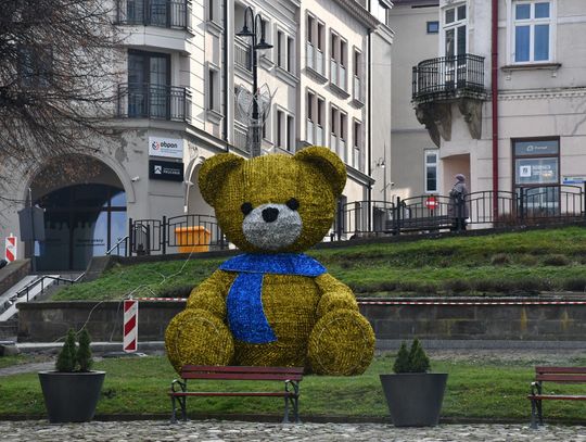 Spór o świątecznego misia z szalikiem. „Dlaczego w barwach ukraińskiej flagi”?