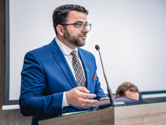 Starosta rzeszowski chwali się drogami. Petenci starostwa natomiast muszą chodzić od urzędu do urzędu...