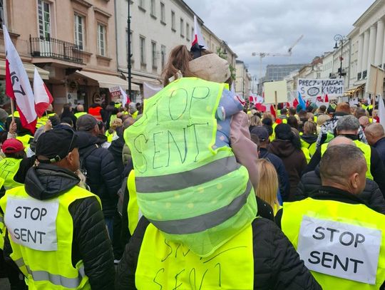 „STOP SENT”. Handlarze z Podkarpacia pojechali do Warszawy protestować przeciw nowym przepisom [WIDEO]